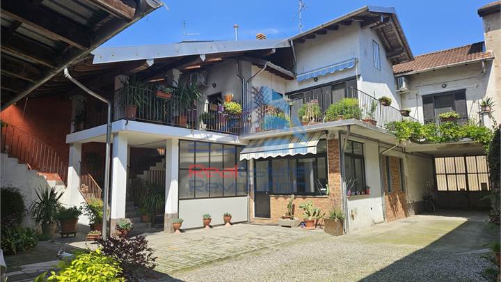  SOZZAGO -VILLA TRIFAMILIARE BOX E GIARDINO 