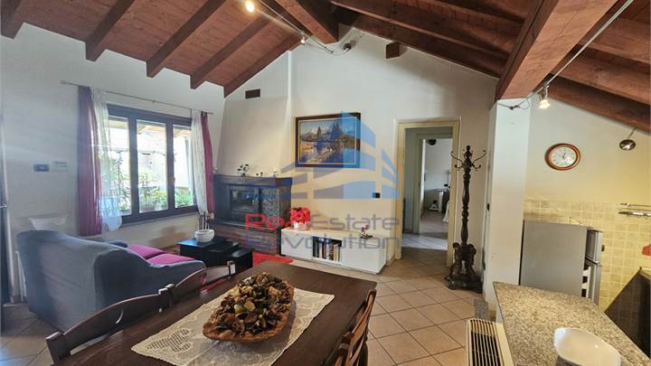 SOZZAGO - THREE-FAMILY VILLA WITH GARAGE AND GARDEN